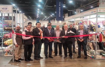 Consul General Dr. T.V. Nagendra Prasad inaugurated the India Pavilion at ‘SOURCING at MAGIC Fashion Trade show Expo’ in Las Vegas. He met and interacted with over 40 Indian exporters led by Apparel Export Promotion Council (AEPC), Powerloom Development & Export Promotion Council (PDEXCIL EPC), Council for Leather Exports (CLE) and local importers at the Expo. The Indian exporters were happy with the response they received from the largest market abroad.